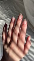 Mão branca com unhas naturais amendoadas