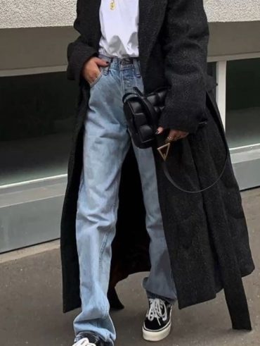 Look com blusa branca, sobretudo preto, calça jeans e Vans.