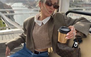 Sofia Coelho em look com blazer cropped e calça jeans