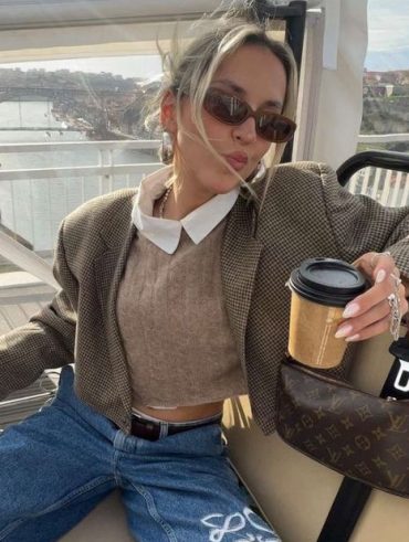 Sofia Coelho em look com blazer cropped e calça jeans