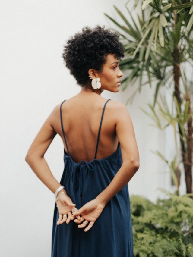 Mulher negra com cabelo bixie longo