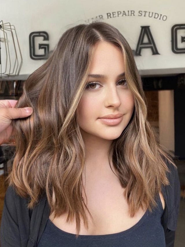 Cabelo médio com balayage clara, no tom de loiro