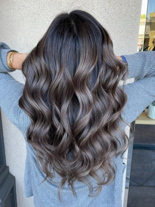 Mulher com cabelo com iluminação na tonalidade cinza