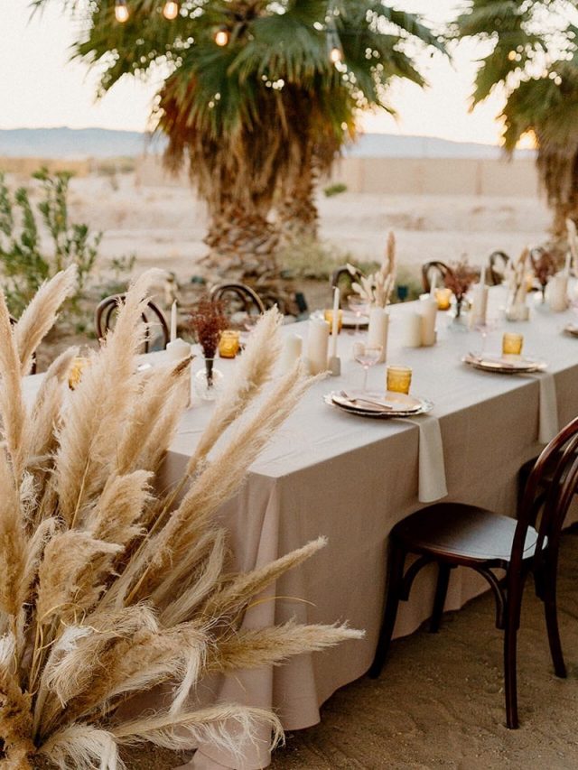 Decoração de casamento, com mesa decorada com vela e capim-dos-pampas