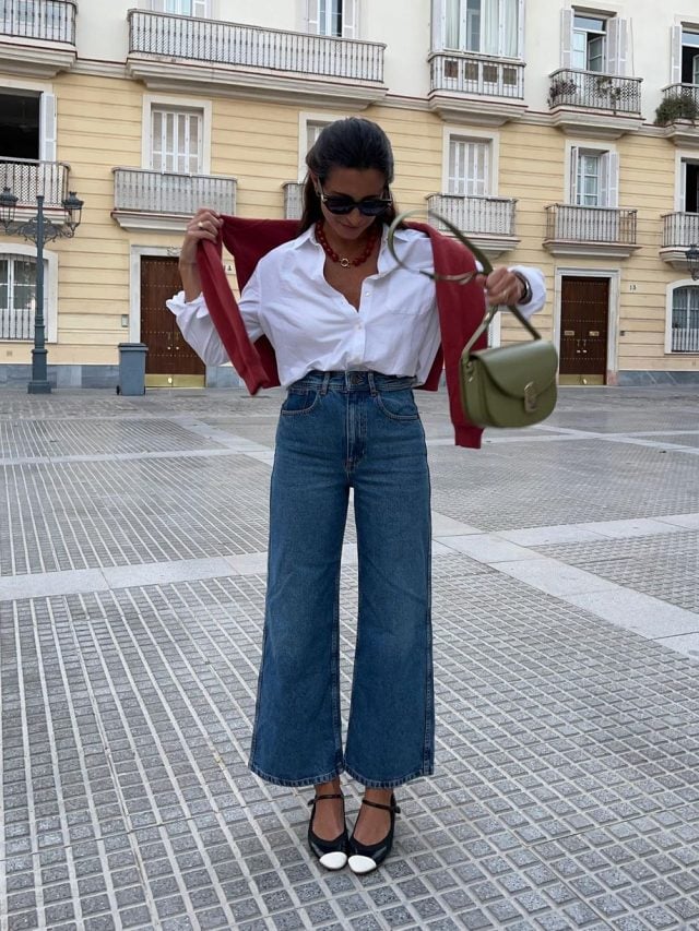 María Valdés usando camisa branca, calça pantacourt jeans e sapato boneca bicolor