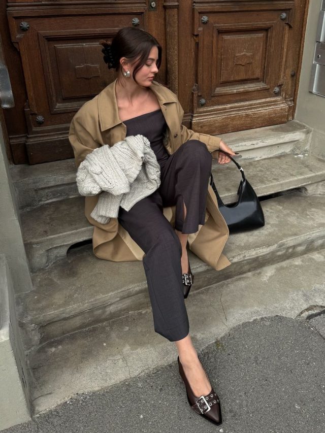 Mary usando trench coat, conjunto de alfaiataria marrom e slingback marrom Ganni