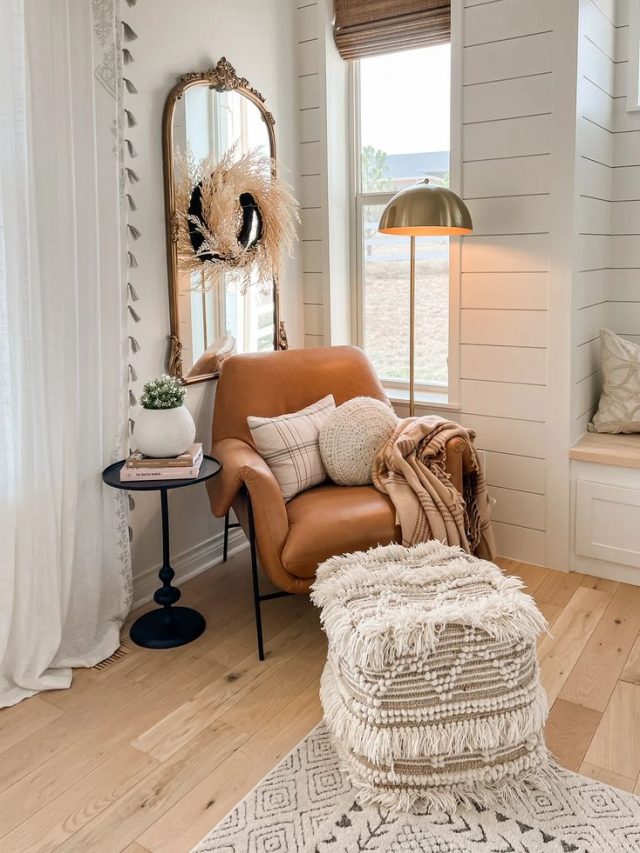 Poltrona de couro caramelo com luminária de piso