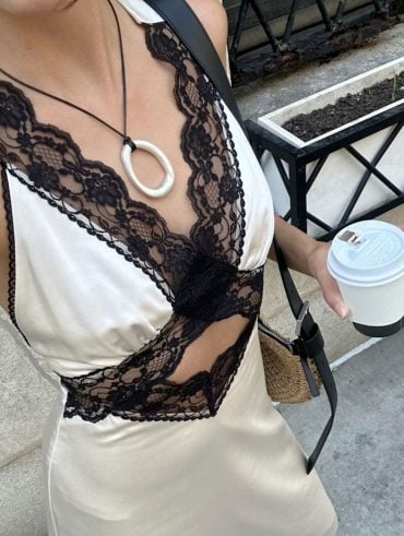 Slip dress branco com detalhes em renda preta