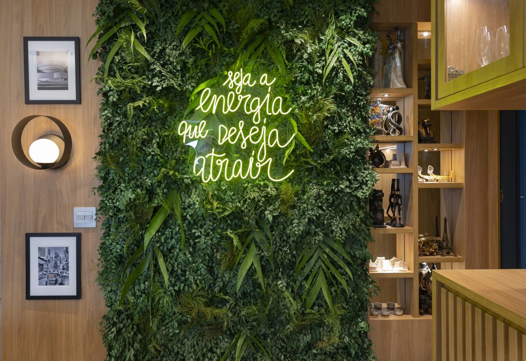 Parede verde com plantas variadas