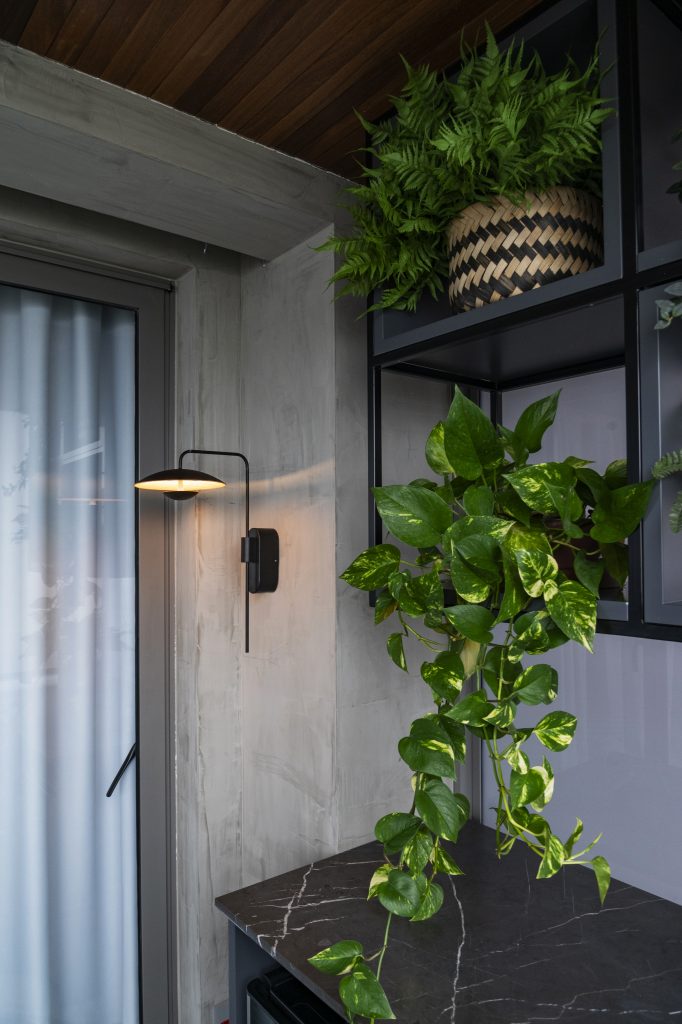 Espaço com suporte para plantas