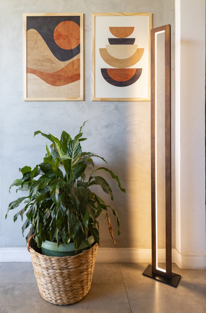 Vaso com plantas e luminária de piso