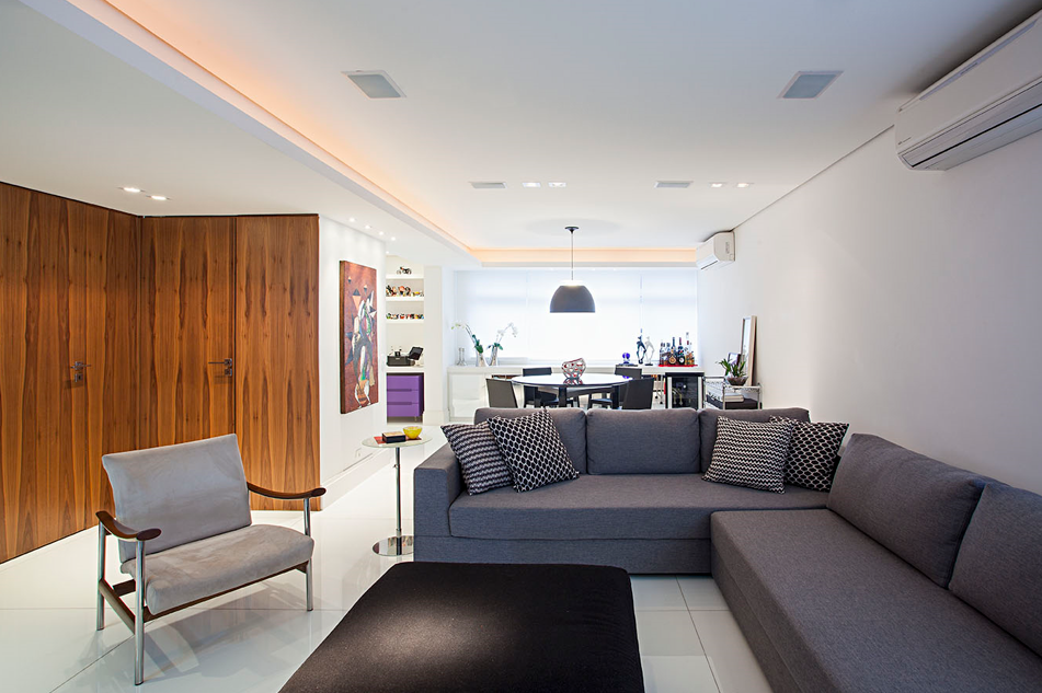 Sala de estar com sofás cinza
