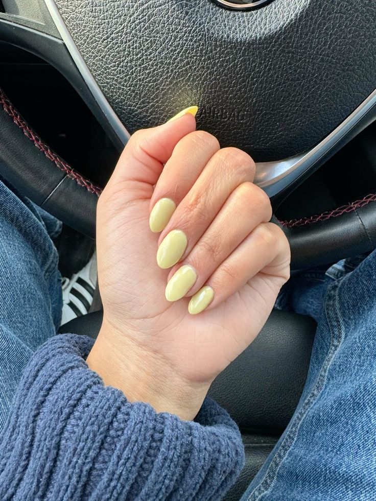 4 cores de roupas que combinam com esmalte amarelo-manteiga