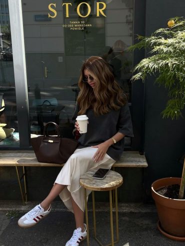 Karina Berezhna com Adidas Samba e saia de cetim