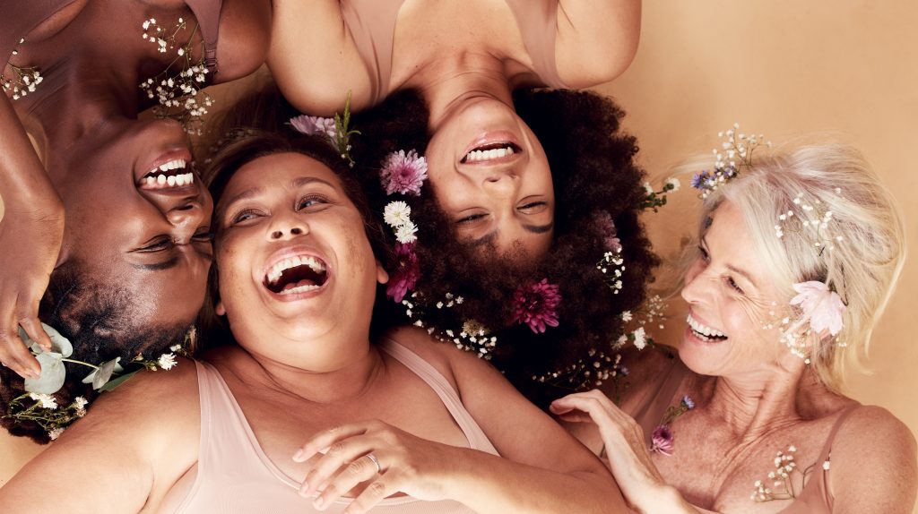 Mulheres com diferentes curvaturas de cabelo, representando a diversidade