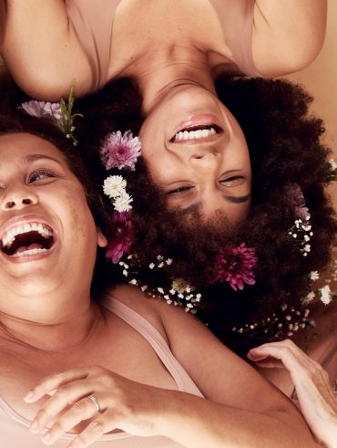 Mulheres com diferentes curvaturas de cabelo, representando a diversidade
