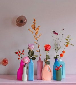 Jarrinhos de flores coloridos