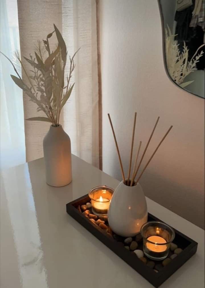 Bandeja de madeira com pedrinhas e velas