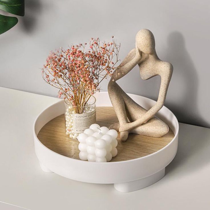Bandeja branca com escultura em cerâmica