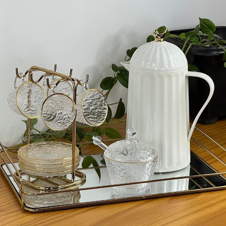 Bandeja decorativa com detalhes dourados e espelhada