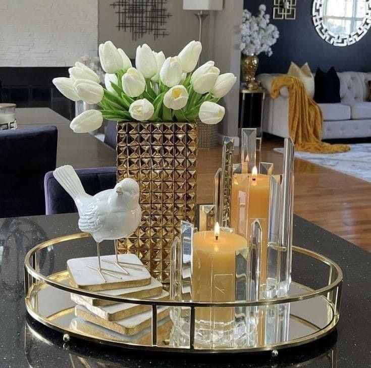 Bandeja decorativa com velas e arranjo de flores