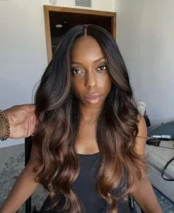 Mulher negra com cabelo morena iluminada liso e longo