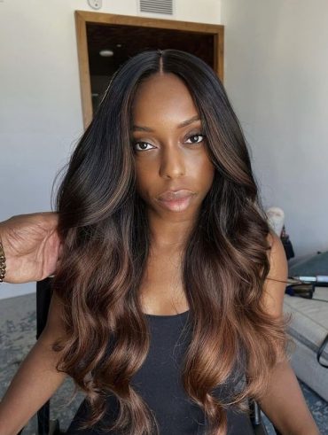 Mulher negra com cabelo morena iluminada liso e longo