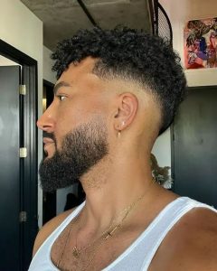 Homem negro com corte de cabelo caesar cut