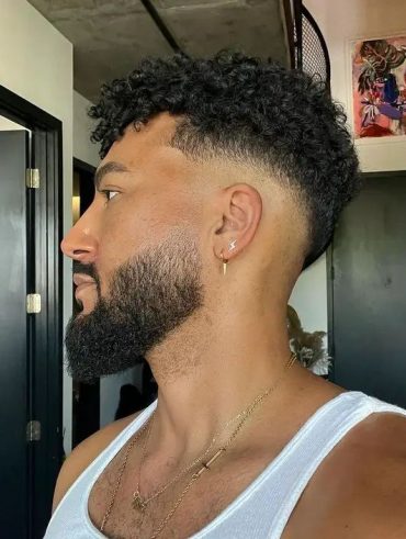 Homem negro com corte de cabelo caesar cut