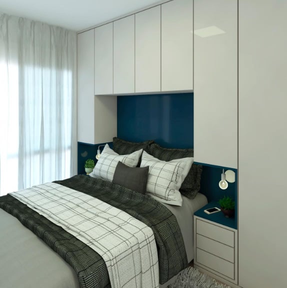 Quarto com guarda-roupa branco e cabeceira azul