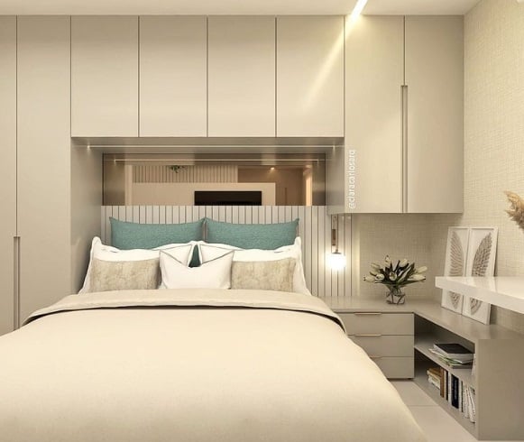 Quarto de casal com guarda-roupa até o teto
