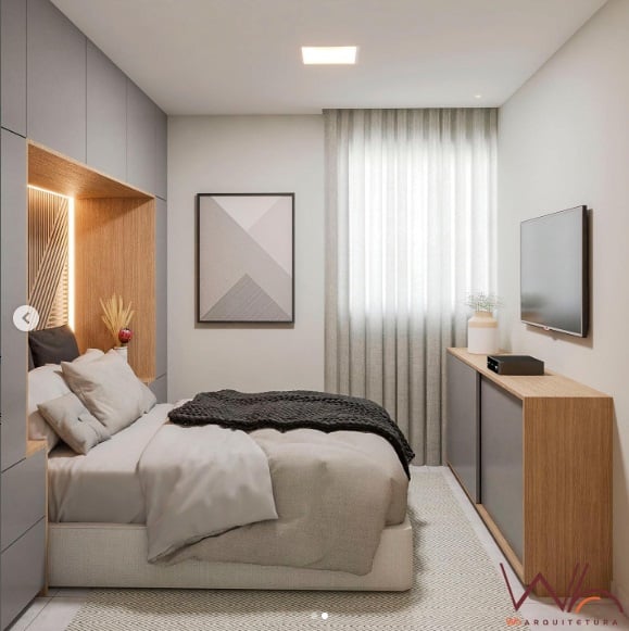 Quarto em cores neutras com cama embutida no guarda-roupa e cortina clara