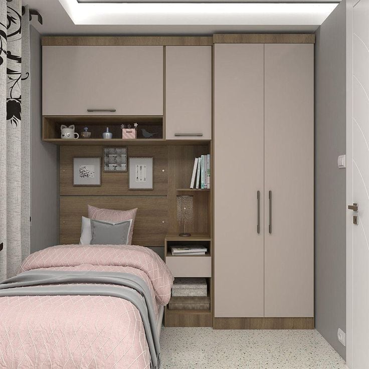 Quarto de solteiro com armário de portas claras e roupa de cama rosa e cinza