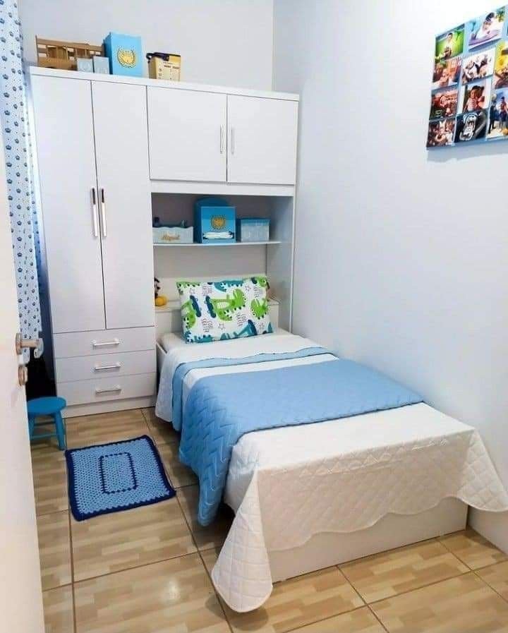 Quarto de criança branco com piso em tons de bege