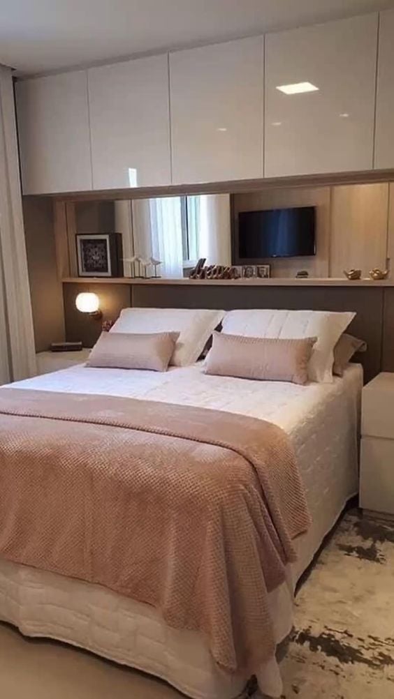 Quarto de casal com guarda-roupa até o teto