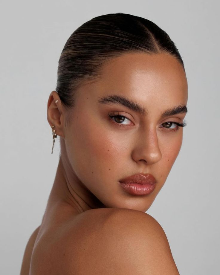 Mulher com brown lamination e lash lifting