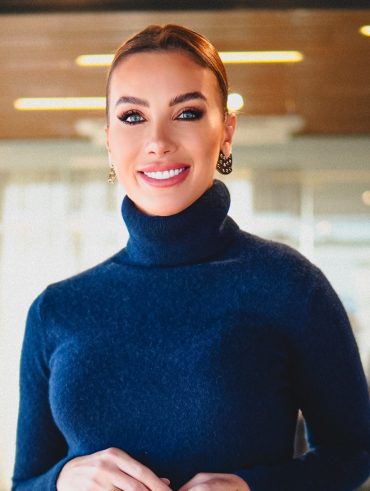 Mulher vestida com blusa azul-marinho