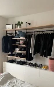 Closet com prateleiras