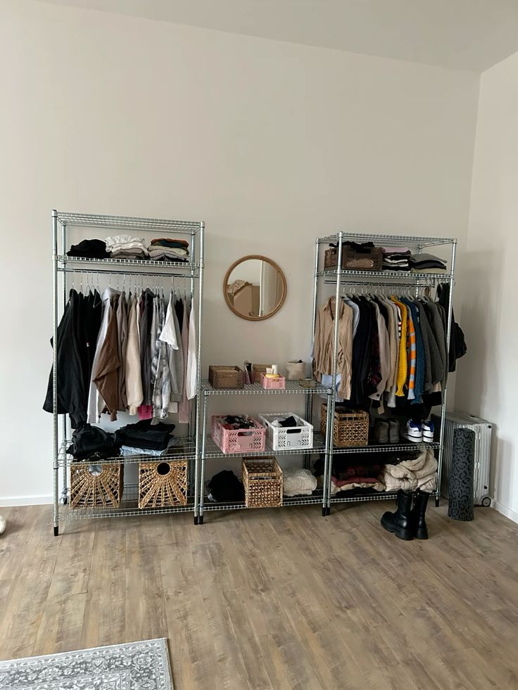 Closet com prateleiras de metal