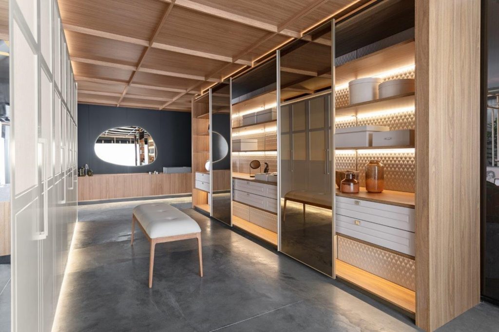 Closet grande de casal em madeira clara