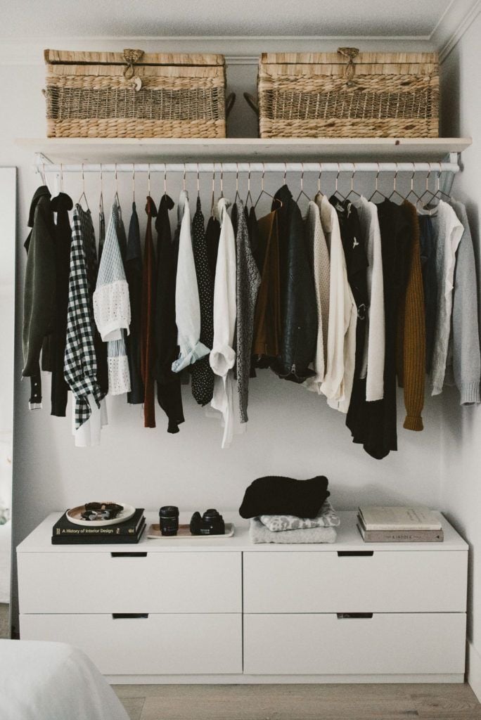 Closet aberto com arara e gavetas