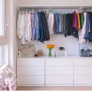 Closet aberto com arara e gavetas