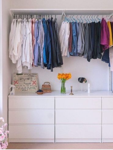 Closet aberto com arara e gavetas