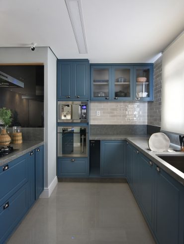 Cozinha com armário azul em estilo farm house, com bancada