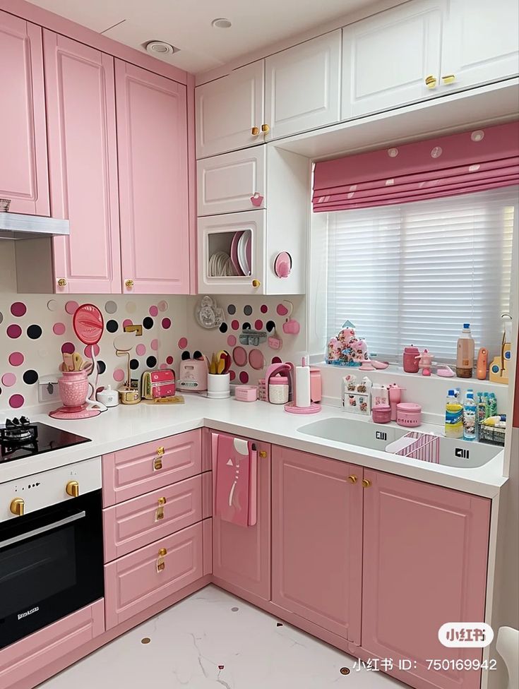 Cozinha com cortina rosa e papel de parede de bolinhas