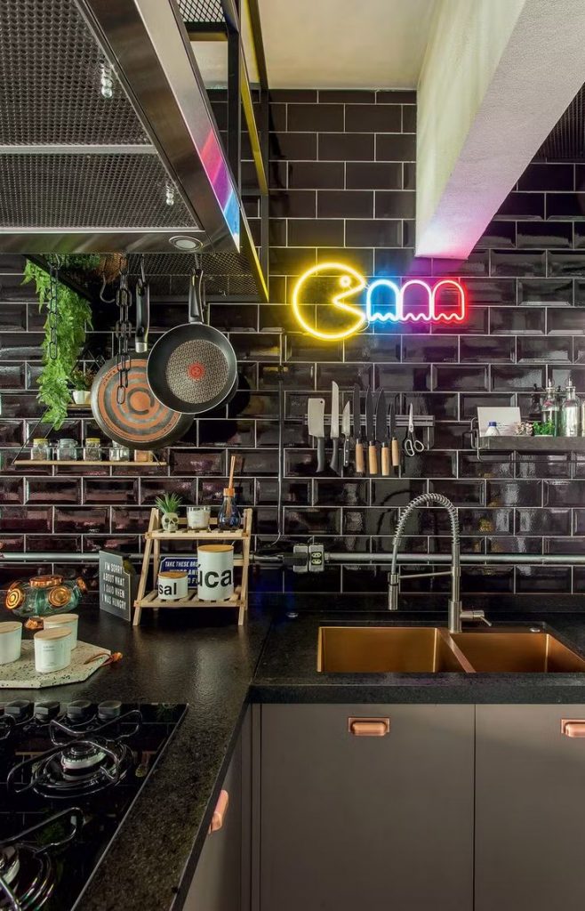 Cozinha com placa em neon de Pac-Man