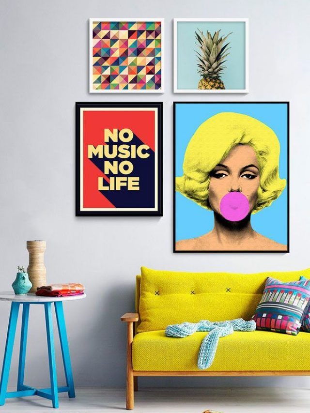 Sala com sofá amarelo e quadro de Marilyn Monroe