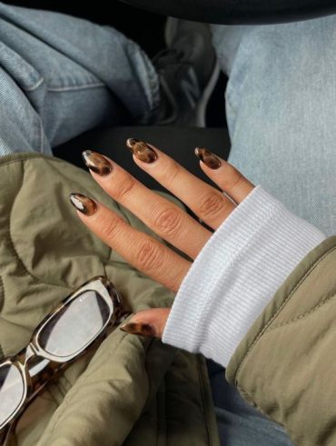 Mão branca com anel amendoada e unha com design de tartaruga