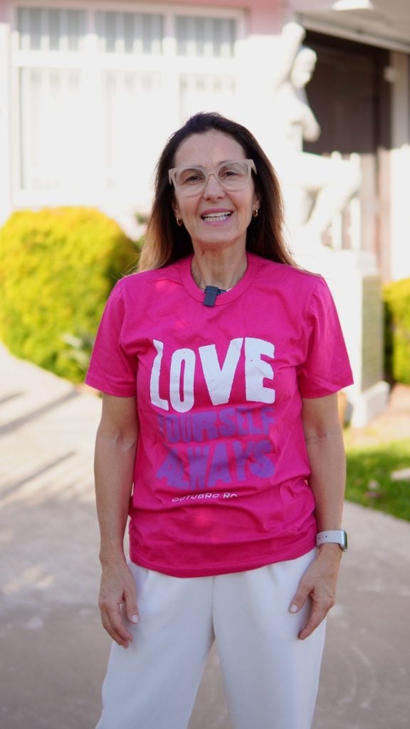 Mulher vestida com camiseta rosa e calça branca
