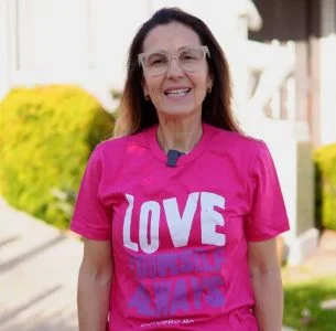 Mulher vestida com camiseta rosa e calça branca